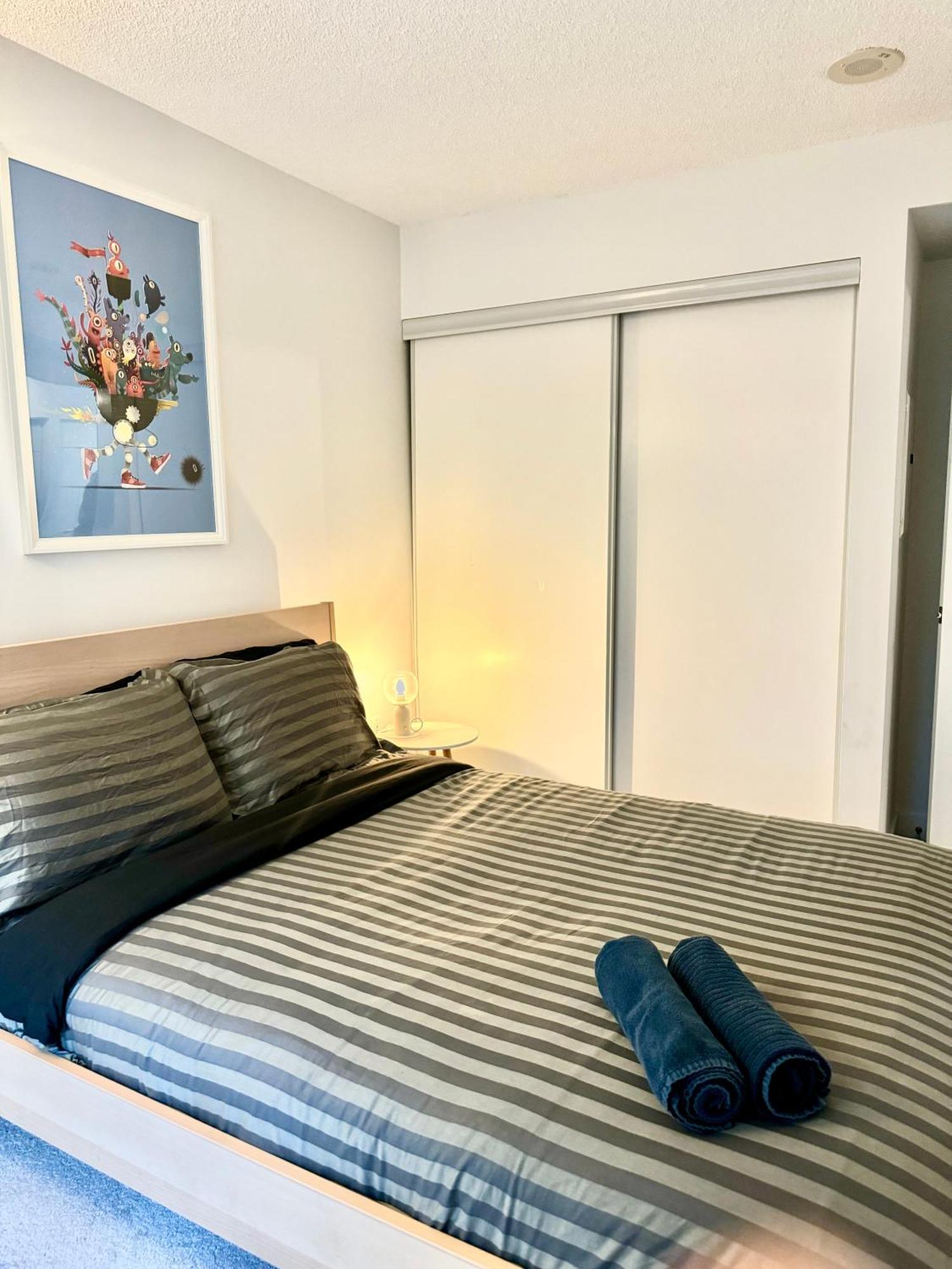 Lush Condo By Cntower - Free Parking Toronto Exterior foto